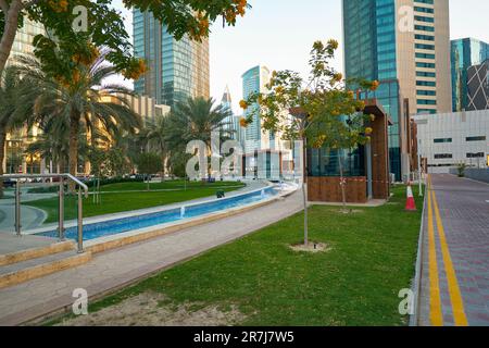 DOHA, QATAR - VERS MARS 2023 : vue de doha au niveau de la rue. Banque D'Images