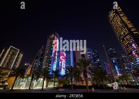 DOHA, QATAR - VERS MARS 2023 : vue de doha au niveau de la rue. Banque D'Images