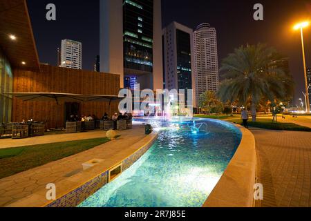 DOHA, QATAR - VERS MARS 2023 : vue de doha au niveau de la rue. Banque D'Images