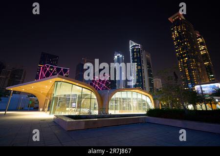 DOHA, QATAR - VERS MARS 2023 : vue de doha au niveau de la rue. Banque D'Images