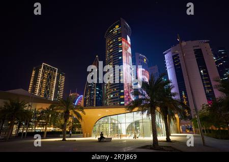 DOHA, QATAR - VERS MARS 2023 : vue de doha au niveau de la rue. Banque D'Images