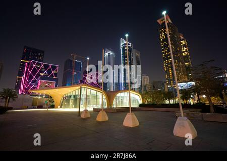 DOHA, QATAR - VERS MARS 2023 : vue de doha au niveau de la rue. Banque D'Images