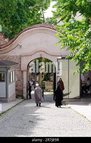 Musulman mand et femme marchent vers l'une des sorties dans le complexe du palais de Topkapi. Banque D'Images