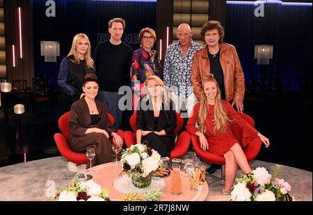 Cologne, Allemagne. 15th juin 2023. Actrice Anna Loos, l-r, hôte Louis Klamroth, hôte Bettina Böttinger, acteur Joe Bausch, La chanteuse OLAF Malolepski, assise en face de l-r, la comédienne Tahnee, la chanteuse Juliette Schoppmann et l'auteur Lotta Lubkoll en tant qu'invités sur le salon WDR Kölner Treff crédit: Horst Galuschka/dpa/Alay Live News Banque D'Images