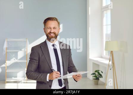 Portrait d'un homme en confiance souriant et réussi du vrai ou de l'agent immobilier caucasien. Banque D'Images