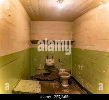 Petite cellule de la prison fédérale de sécurité maximale d'Alcatraz, située sur une île au milieu de la baie de San Francisco, Californie, États-Unis. Banque D'Images