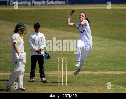 Lauren Filer Bowling pour l'Angleterre contre l'Australie A dans un match d'échauffement de 3 jours avant le match d'essai des femmes. Banque D'Images