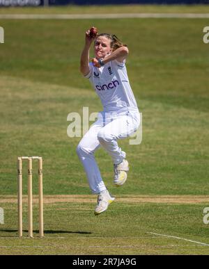 Lauren Filer Bowling pour l'Angleterre contre l'Australie A dans un match d'échauffement de 3 jours avant le match d'essai des femmes. Banque D'Images