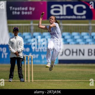 Lauren Filer Bowling pour l'Angleterre contre l'Australie A dans un match d'échauffement de 3 jours avant le match d'essai des femmes. Banque D'Images