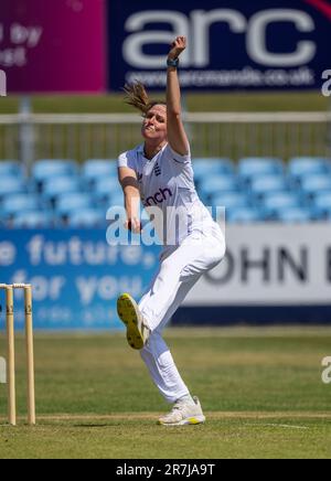 Lauren Filer Bowling pour l'Angleterre contre l'Australie A dans un match d'échauffement de 3 jours avant le match d'essai des femmes. Banque D'Images