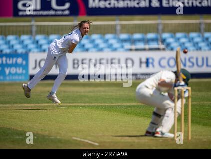 Lauren Filer coupe un bondeur pour l'Angleterre contre l'Australie A dans un match d'échauffement de 3 jours avant le match d'essai des femmes. Banque D'Images