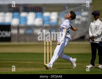 Issy Wong Bowling pour l'Angleterre contre l'Australie A dans un match d'échauffement de 3 jours avant le match d'essai des femmes. Banque D'Images