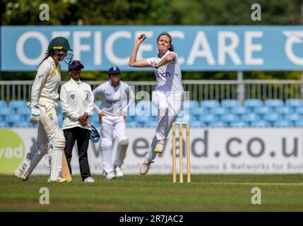 Lauren Filer Bowling pour l'Angleterre contre l'Australie A dans un match d'échauffement de 3 jours avant le match d'essai des femmes. Banque D'Images