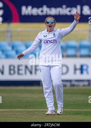 Sophie Ecclestone, de l’Angleterre, réagit à son bowling contre l’Australie A dans un match d’échauffement de 3 jours avant le match d’essai des femmes. Banque D'Images