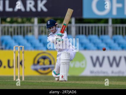 Tammy Beaumont battant pour l'Angleterre contre l'Australie A dans un match d'échauffement de 3 jours avant le match d'essai des femmes. Banque D'Images