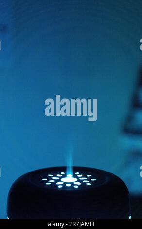 Un humidificateur d'air électronique diffuse de la vapeur parfumée dans l'air pour que les gens sentent et apprécient les parfums merveilleux de. Banque D'Images