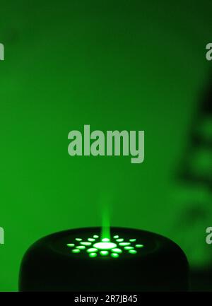 Un humidificateur d'air électronique diffuse de la vapeur parfumée dans l'air pour que les gens sentent et apprécient les parfums merveilleux de. Banque D'Images