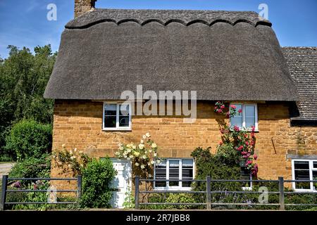 Cottage de chaume UK.pittoresque cottage traditionnel de chaume extérieur dans un cadre rural anglais.Wroxton St Mary Banbury Oxfordshire Angleterre Banque D'Images