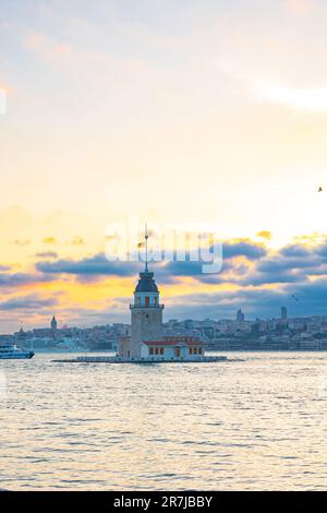 KIZ Kulesi aka Maiden's Tower au coucher du soleil en vue verticale. Monuments d'Istanbul. Banque D'Images