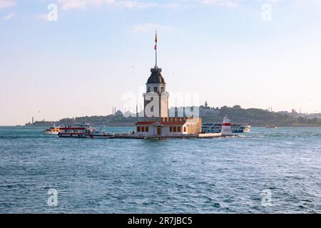 Monuments d'Istanbul. KIZ Kulesi ou Maiden's Tower au coucher du soleil. Voyage à Istanbul photo de fond. Banque D'Images