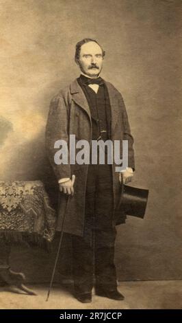 Studio portrait d'un homme d'âge moyen debout avec bâton et chapeau de dessus, Italie 1860s Banque D'Images