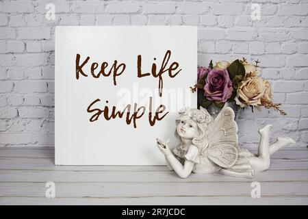 Citation inspirante Keep Life message texte simple écrit sur un tableau blanc en bois Banque D'Images