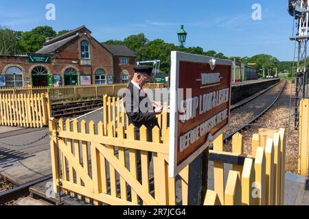 Steam Railway Station attendant, Isle of Wight Steam Railway (Havenstreet Station), Havenstreet, Isle of Wight, Angleterre, Royaume-Uni Banque D'Images