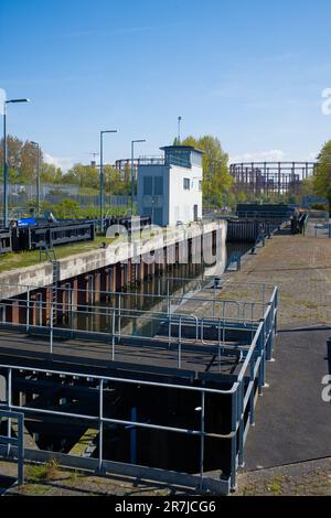 La grande écluse moderne de trois Mills sur la rivière Lee à Londres Banque D'Images