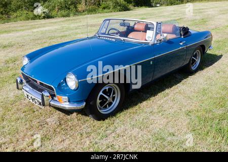 Vue de trois quarts avant d'un Blue, 1972, MGB, exposé au salon de l'auto Deal Classic 2023 Banque D'Images