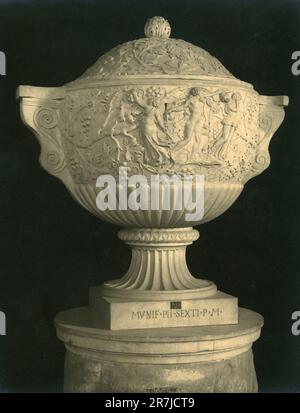 Vase en marbre romain ancien dans la Galerie de Candelabra, Musée du Vatican, 1900s Banque D'Images