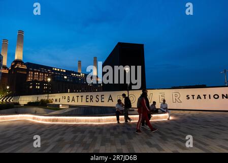 La station électrique de Battersea et l'approche de la piste du métro de Londres. Nouvelle station. Personnes devant l'entrée de la gare Banque D'Images