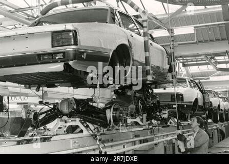 XJ40 benne abaissée sur le moteur et suspension dans l'usine automobile Jaguar de Browns Lane, Royaume-Uni 1986 Banque D'Images