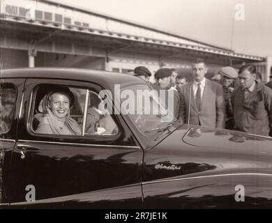L'actrice américaine Rita Hayworth en voiture quitte le Havre à Paris avec son mari Ali Khan, France 1950s Banque D'Images