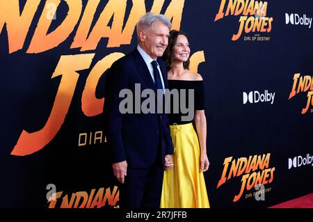 Harrison Ford mit Ehefrau Calista Flockhart BEI der Premiere des Kinofilm 'Indiana Jones and the Dial of Destiny / Indiana Jones und das Rad des Schicksals' im Dolby Theatre. Los Angeles, 14.06.2023 Banque D'Images