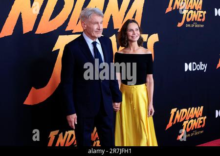 Harrison Ford mit Ehefrau Calista Flockhart BEI der Premiere des Kinofilm 'Indiana Jones and the Dial of Destiny / Indiana Jones und das Rad des Schicksals' im Dolby Theatre. Los Angeles, 14.06.2023 Banque D'Images