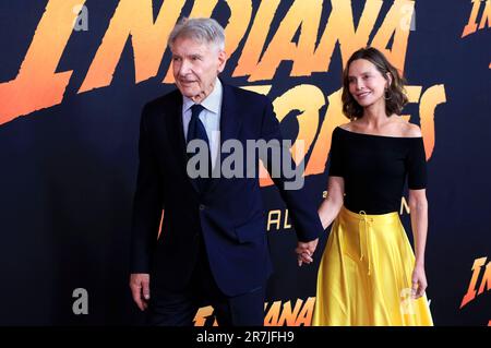 Harrison Ford mit Ehefrau Calista Flockhart BEI der Premiere des Kinofilm 'Indiana Jones and the Dial of Destiny / Indiana Jones und das Rad des Schicksals' im Dolby Theatre. Los Angeles, 14.06.2023 Banque D'Images