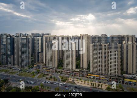 Coucher de soleil sur les bâtiments résidentiels de Chengdu. Banque D'Images