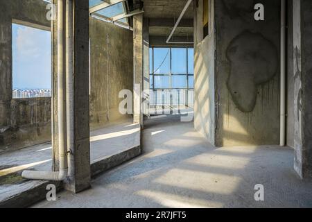 Journée ensoleillée à l'intérieur d'une maison récemment construite. Banque D'Images