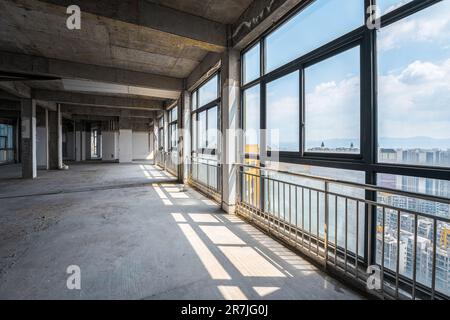 Journée ensoleillée à l'intérieur d'une maison récemment construite. Banque D'Images