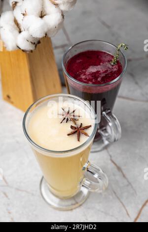 Deux verres transparents contenant une boisson fruitée de saison Banque D'Images