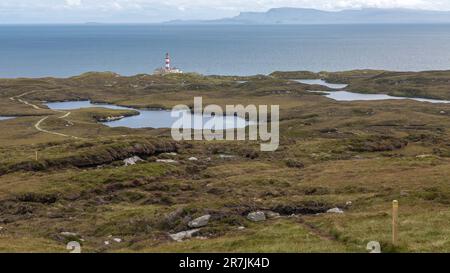 Vue sur la montagne de Beinn Scorabhaig au phare de Eilean Glas et à l'île de Skye, Scalpay of Harris, Hebrides extérieures, Écosse, Royaume-Uni Banque D'Images