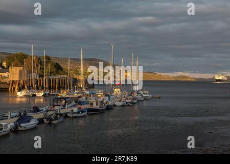 Tarbert Marina dans Magic Evening Light, Harris, Isle of Harris, Hebrides, Hebrides extérieures, Îles de l'Ouest, Écosse, Royaume-Uni, Grande-Bretagne Banque D'Images