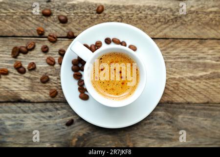 Tasse de café fraîchement préparé sur fond de bois. Arrière-plan alimentaire, espace de copie. Banque D'Images