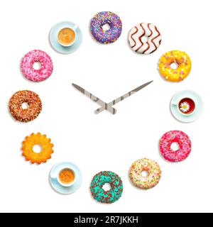 Horloge composée de beignets, tasses et biscuits colorés. Il est temps de boire du thé. Isolé sur un fond blanc. Banque D'Images