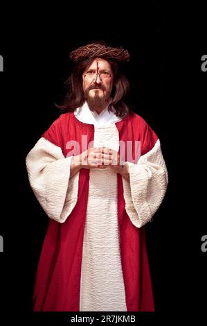 Un parishioner habillé pour le rôle de Jésus Christ pendant le Pageant annuel du Vendredi Saint Francis Assisi, Toronto, Ontario, Canada. Banque D'Images