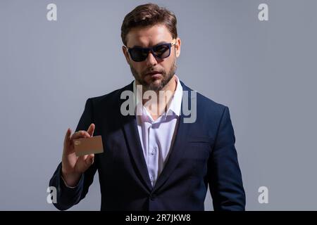 Homme avec une carte de crédit pour examiner les relevés. Cartes de crédit achats en ligne. Un homme avec une carte de crédit avec historique de crédit faisant des paiements. Carte de débit o Banque D'Images