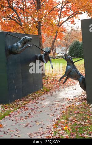 Sculpture de l'artiste James Drake appelée attaque de chien de police dans Kelly Ingram Park, un important parc public historiquement important, Birmingham, AL. Banque D'Images