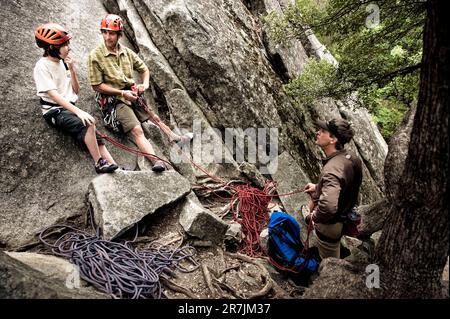 Un jeune garçon et deux hommes se préparent à grimper à Yosemite, en juin 2010. Banque D'Images