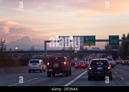 La circulation dense s'arrête à l'Interstate 5 tandis que le mont Rainier se projette en arrière-plan au coucher du soleil à Seattle, Washington. Banque D'Images