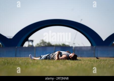 Un homme baigne de soleil à Hyde Park, Londres. Le temps chaud devrait se maintenir dans tout le Royaume-Uni la semaine prochaine et le bureau met a prévu des températures dans les 20s hautes, avec certaines zones atteignant les 30s. Date de la photo: Vendredi 16 juin 2023. Banque D'Images